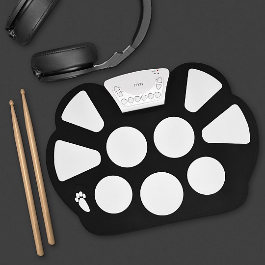 Bateria portatil en alfombrilla