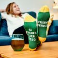 Calcetines con mensaje Si puedes leer esto tráeme cerveza