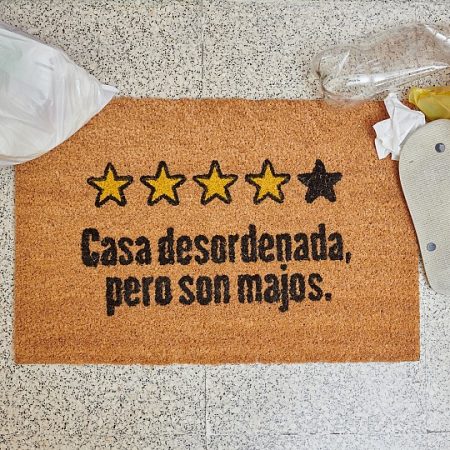 Felpudo Casa desordenada pero son majos