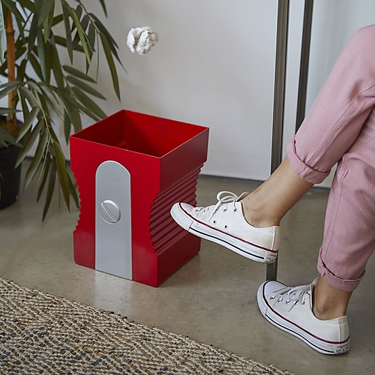 Papelera de diseno con forma de sacapuntas gigante