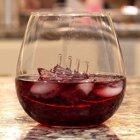 Vaso con el Titanic en su interior