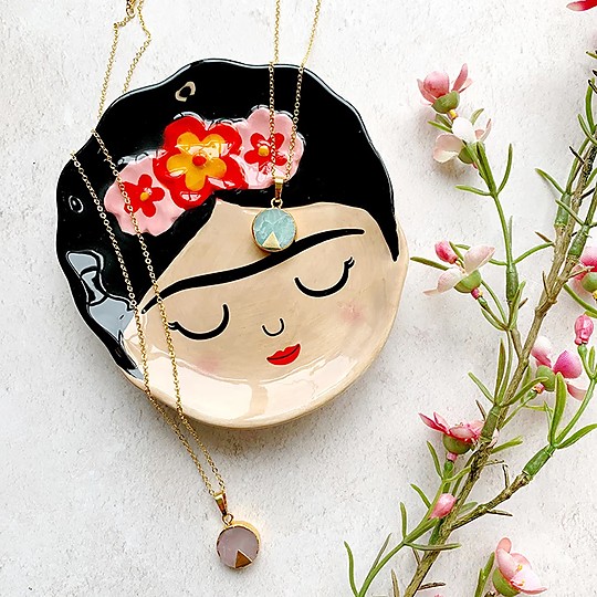 platito con forma de frida kahlo